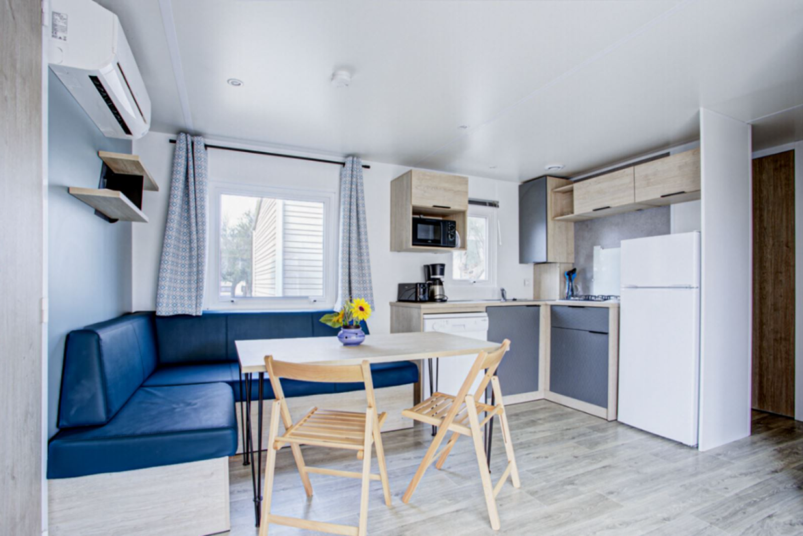 Interieur van een Premium Mobile Home op Seasonova Camping Barberousse in Frankrijk met moderne keuken.