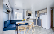 Interieur van een Premium Mobile Home op Seasonova Camping Barberousse in Frankrijk met moderne keuken.