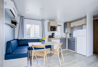Indretningen i en Premium Mobile Home på Seasonova Camping Barberousse i Frankrig med moderne køkken.