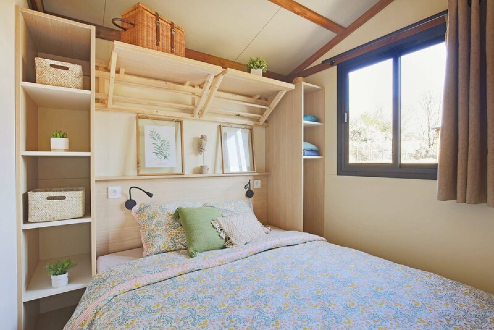Gezellige slaapkamer in Cottage Comfort, Camping Seasonova La Pointe de Roscoff, Frankrijk, met raam en zachte tinten.