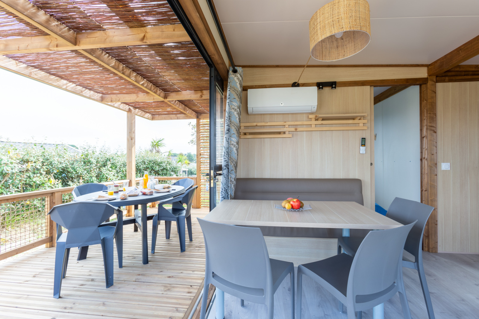 Cottage Premium lodge bij Camping Seasonova La Pointe de Roscoff met moderne eethoek en terras in Frankrijk.