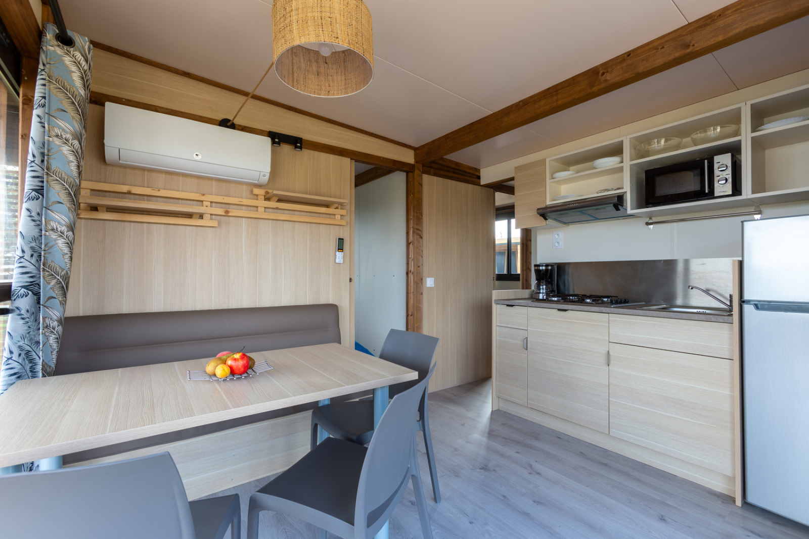 Moderne keuken en eetruimte in Cottage Premium bij Camping Seasonova La Pointe de Roscoff, Frankrijk.