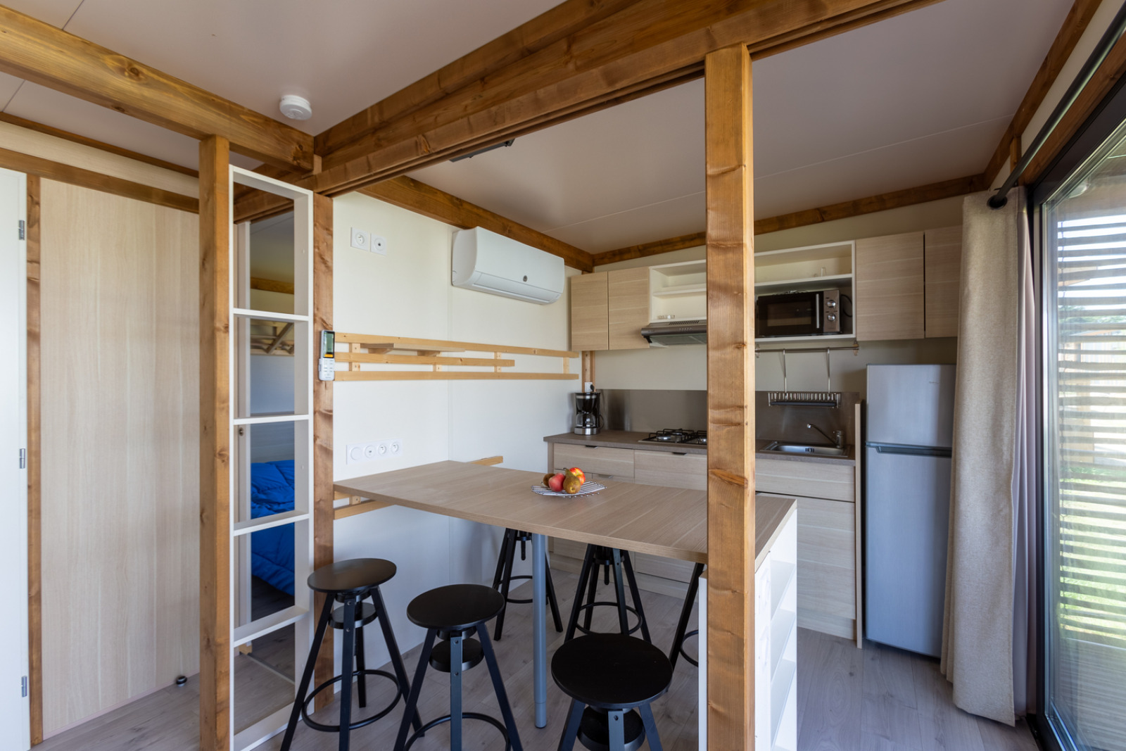 Moderne keuken en eetruimte in Premium Cottage bij Camping Seasonova La Pointe de Roscoff in Frankrijk.