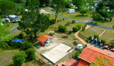 Luftaufnahme von Seasonova Camping Le Lac de Cazaux in Occitanie, Frankreich, mit Wohnwagen und Spielplatz.