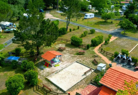 Luftaufnahme von Seasonova Camping Le Lac de Cazaux in Occitanie, Frankreich, mit Wohnwagen und Spielplatz.