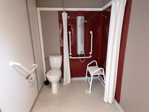 Salle de bain accessible du Cottage Premium au Camping Holiday Park Les Demeures du Lac, France.