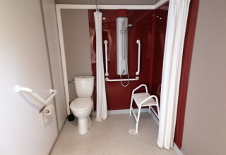 Barrierefreies Bad im Cottage Premium, Camping Holiday Park Les Demeures du Lac, Frankreich.