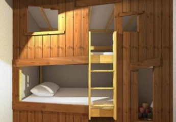 Indendørs træ køjeseng i safari telthytte Log cabin «Cotton Comfort» på Flower Camping Le Bel Air, Frankrig.