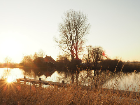 Sonnenuntergang bei Groupaccommodation 'de Blokhut' am Ferienpark Eigen Wijze, Niederlande, mit See.