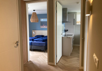 Entrada a una Duinvilla en EuroParcs Texel, Países Bajos, con vista al dormitorio y la cocina.