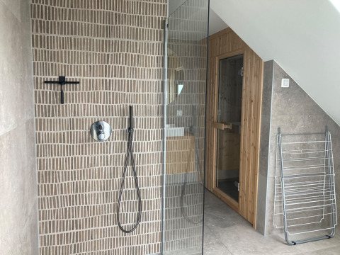 Modern shower and sauna in the bathroom of Duinvilla at EuroParcs Texel in the Netherlands.