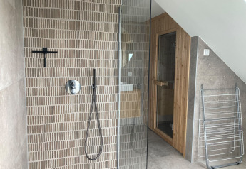 Moderne Dusche und Sauna im Badezimmer der Duinvilla im EuroParcs Texel, Niederlande.