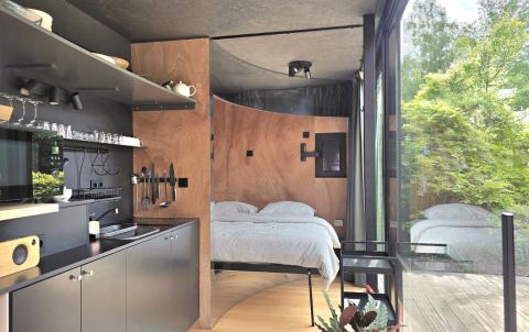 Moderne lodge Snaps Skandinavisk indretning, køkken og seng med store vinduer hos Slowlodge Echo, Zomerlicht.