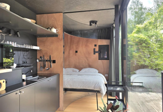 Moderne lodge Snaps Skandinavisk indretning, køkken og seng med store vinduer hos Slowlodge Echo, Zomerlicht.