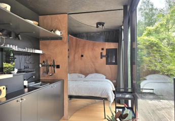 Moderne lodge Snaps Skandinavisk indretning, køkken og seng med store vinduer hos Slowlodge Echo, Zomerlicht.
