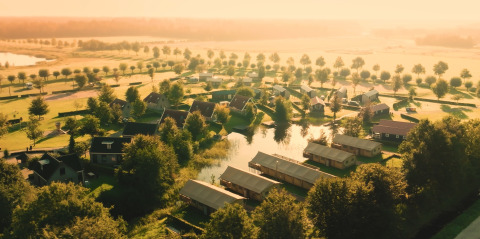 Luftaufnahme der Group lodge im Ferienpark Eigen Wijze in den Niederlanden, umgeben von Natur.