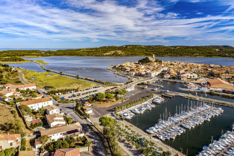Luchtbeeld van Gruissan in Occitanië, Frankrijk, met jachthaven, historische kern en omliggende lagune.