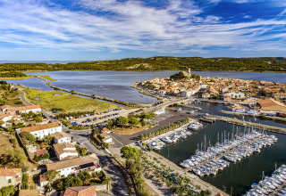 Luftfoto af Gruissan i Occitanie, Frankrig, med lystbådehavn, historiske bygninger og smuk natur.