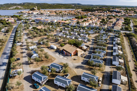 Luftfoto af Seasonova Camping Barberousse feriepark med hytter og mobilhomes i Occitanie, Frankrig.