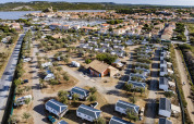 Vista aérea del parque vacacional Seasonova Camping Barberousse con bungalows en Occitanie, Francia.