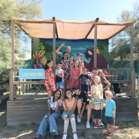 Kinderen en volwassenen bij Club Animations podium in Seasonova Camping Barberousse, Occitanië, Frankrijk.