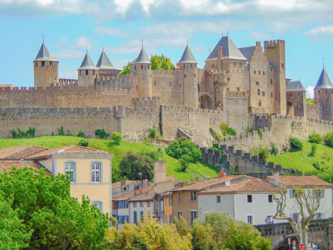 Blik op het middeleeuwse fort Carcassonne met huizen ervoor, vlak bij Gruissan in Occitanië, Frankrijk.