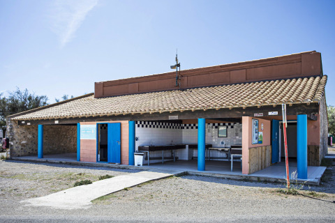 Udsigt over facilitetsbygning ved Seasonova Camping Barberousse, et ferieområde i Occitanie, Frankrig.