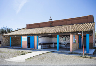 Faciliteitengebouw bij Seasonova Camping Barberousse, een vakantiepark in Occitanië, Frankrijk.