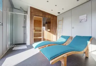 Wellnessruimte met sauna, douche en ligstoelen bij Seasonova Camping Barberousse, Occitanie, Frankrijk.