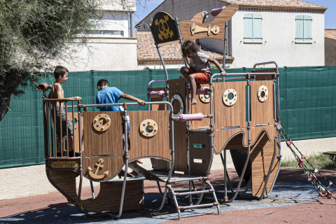 Kinderen spelen op een piratenschip-speeltuig bij Seasonova Camping Barberousse in Occitanië, Frankrijk.