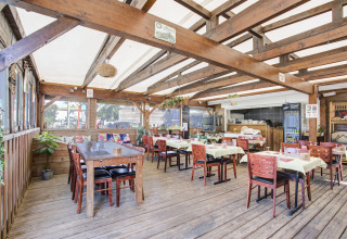 Gezellig overdekt restaurant bij Seasonova Camping Barberousse in Occitanië, Frankrijk, met houten details.