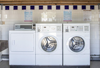 Wasserette met wasmachines en droogkast bij Seasonova Camping Barberousse in Occitanië, Frankrijk.