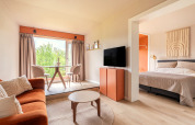 Licht en modern interieur van Tiny House XL bij De Kremmer in Nederland, met zithoek en slaapgedeelte.