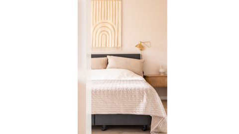 Comfortabel bed in Tiny House XL bij De Kremmer, Nederland, met moderne en neutrale inrichting.