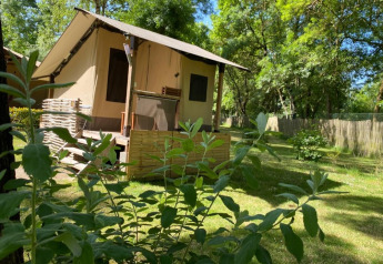Tenda safari Lodge Balearic al Camping les Rives de Grand Lieu in Francia, immersa nel verde.