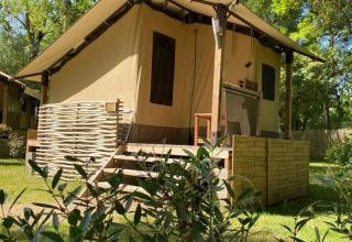Tenda safari Lodge Balearic al Camping les Rives de Grand Lieu in Francia, circondata da alberi verdi.