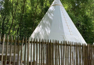 Tenda tipi al Camping les Rives de Grand Lieu in Francia, circondata da alberi e una recinzione in legno.