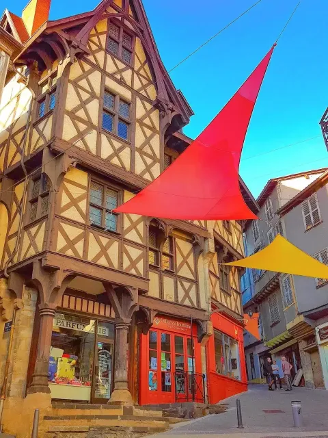 Vakwerkhuis met kleurrijke doeken in een charmante straat dichtbij Bassemberg, Grand Est, Frankrijk.