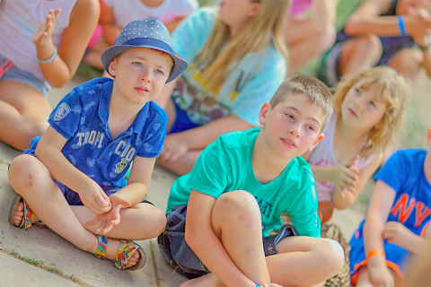 Bambini partecipano a un'attività di gruppo al Camping Paradis Le Giessen, villaggio turistico nel Grand Est, Francia.