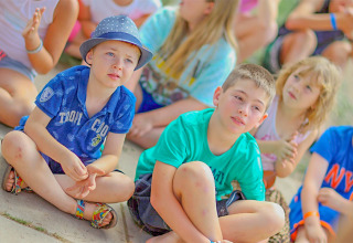 Niños participando en una actividad grupal en Camping Paradis Le Giessen, parque vacacional en Grand Est, Francia.