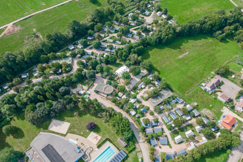 Luchtfoto van Camping Paradis Le Giessen in Grand Est, Frankrijk, met zwembad, caravans en natuur.
