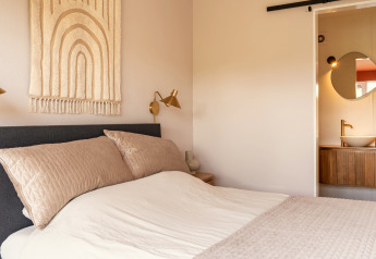 Helles Schlafzimmer im Tiny House XL bei De Kremmer, Niederlande, mit stilvoller moderner Einrichtung.