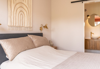 Helles Schlafzimmer im Tiny House XL bei De Kremmer, Niederlande, mit stilvoller moderner Einrichtung.