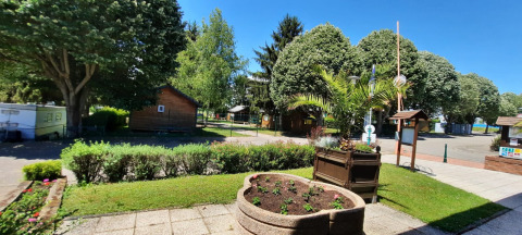 Afbeelding van Onlycamp Camping l'Orée d'Alsace in Grand Est, Frankrijk, met bomen en houten hutten.
