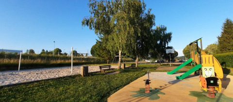 Speeltuin bij Onlycamp Camping l'Orée d'Alsace met glijbaan, schommels en zandveld in Grand Est, Frankrijk.