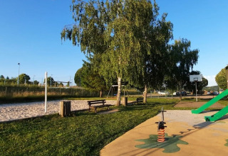 Spielplatz im Onlycamp Camping l'Orée d'Alsace mit Sandfeld, Rutsche und viel Grün in Grand Est, Frankreich.