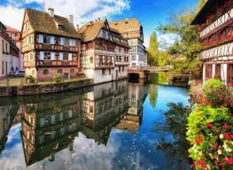 Fachwerkhäuser am ruhigen Kanal in der Nähe von Wasselonne, Grand Est, Frankreich, bei schönem Wetter