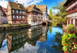 Encantadoras casas con entramado de madera junto a un canal tranquilo en Wasselonne, Grand Est, Francia