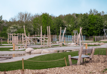Parco giochi naturale con strutture di legno e campo da basket al Campeggio 't Geuldal, Paesi Bassi.