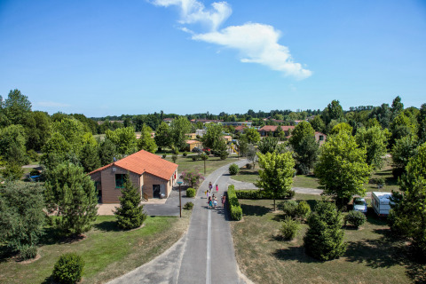 Luchtfoto van Onlycamp Camping le Champ d'Été in Auvergne-Rhône-Alpes, Frankrijk, omgeven door bomen.